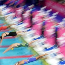 Salida de la séptima serie de los 50 metros mariposa femeninos durante la competición de natación en el Centro Internacional de Natación Tollcross en Glasgow, en el primer día de los Juegos de la Commonwealth en Glasgow, Escocia. | Foto:OLI SCARFF / AFP