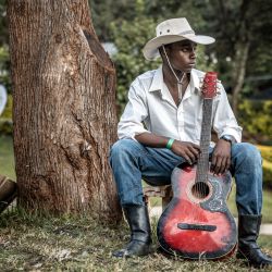 Un músico de country vestido de vaquero sostiene su guitarra mientras espera para actuar durante las celebraciones del Día Internacional del Vaquero en el Hipódromo de Ngong, en Nairobi. El Día Internacional del Vaquero conmemora la historia, la cultura y el legado perdurable de los vaqueros y vaqueras de todo el mundo. Si bien tiene sus raíces en las tradiciones de Norteamérica, la cultura vaquera y la música country han ganado cada vez más adeptos en algunas partes de África en los últimos años, especialmente en Kenia, donde la moda del Oeste, el baile en línea, la equitación y los eventos de música country han atraído a una creciente comunidad de aficionados. | Foto:LUIS TATO / AFP