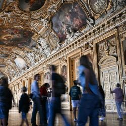 Visitantes llegan al Museo del Louvre en París durante la reapertura al público de la Galería Apolo, donde en 2025 fueron robadas joyas de la corona francesa por valor de 88 millones de euros en un audaz atraco. | Foto:LOU BENOIST / POOL / AFP
