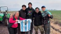 Dibu Martínez con los vecinos