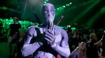 Ryan Reynolds, vestido con un disfraz de Deadpool
