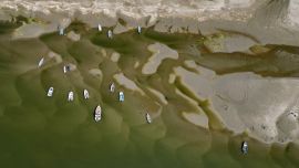 La vista aérea muestra embarcaciones en las aguas poco profundas del río Danubio en Corabia, al sur de Rumania. La prolongada sequía y el calor extremo en toda Europa han provocado que el nivel del agua del Danubio alcance mínimos históricos para la época del año, registrando su caudal más bajo en los últimos 30 años.