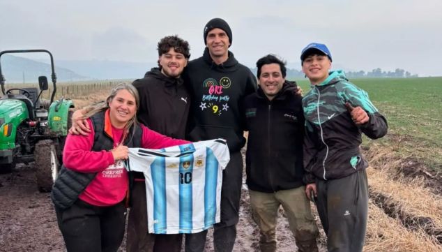 Dibu Martínez con los vecinos