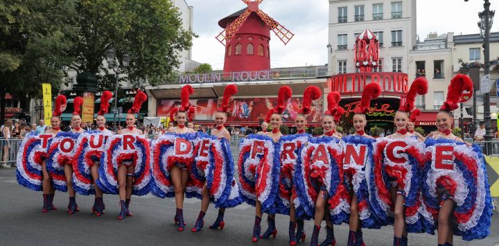Bailarinas del Moulin Rouge interpretan el cancán a lo largo del recorrido de la carrera antes de la 21.ª etapa de la 113.ª edición del Tour de Francia, una prueba ciclista de 88,7 km con salida y llegada en París.