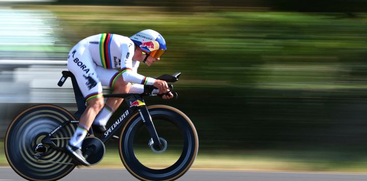 El ciclista belga Remco Evenepoel, del equipo Red Bull - BORA - hansgrohe, pedalea durante la 16.ª etapa de la 113.ª edición del Tour de Francia, una contrarreloj de 26,1 km entre Évian-les-Bains y Thonon-les-Bains en los Alpes franceses.