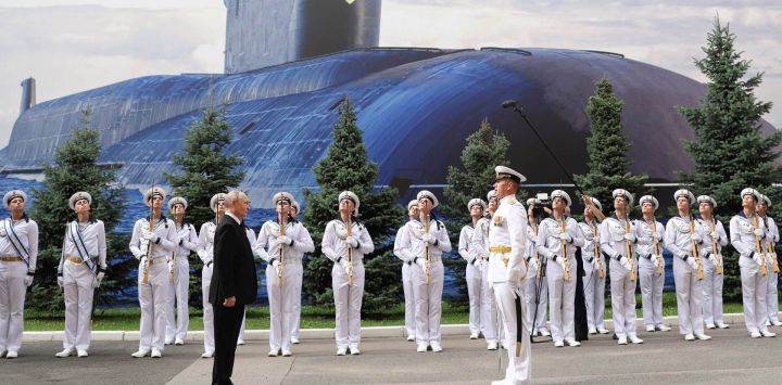 En esta fotografía distribuida por la agencia estatal rusa Sputnik, el presidente de Rusia, Vladimir Putin (izquierda), asiste a una ceremonia para conmemorar el Día de la Armada en el Almirantazgo principal de San Petersburgo.