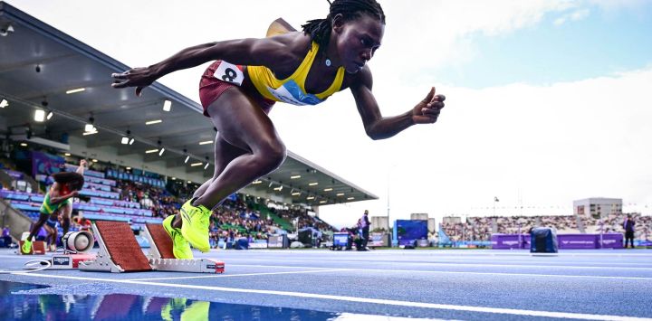 La ugandesa Mauren Akiiki Banura compite en la primera serie de los 400 metros femeninos durante la prueba de atletismo en el estadio Scotstoun de Glasgow, en el quinto día de los Juegos de la Commonwealth en Glasgow, Escocia.