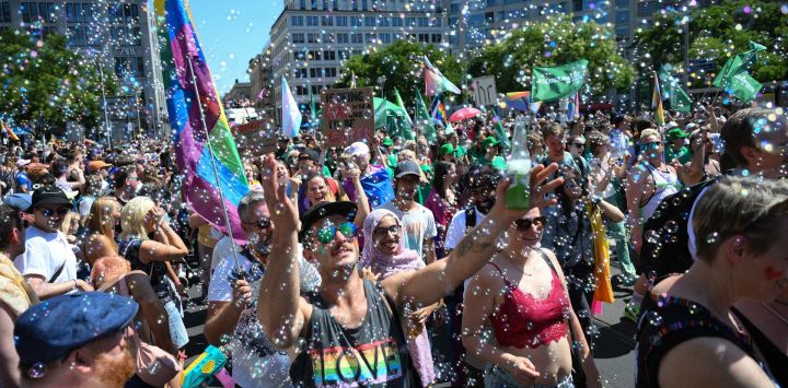 Los participantes bailan bajo burbujas durante el desfile del Día de Christopher Street (CSD) cerca de la plaza Potsdamer Platz en Berlín. Durante el desfile de este año, que se celebró bajo el lema "Tomar postura está de moda", varios grupos se manifestaron en apoyo de la diversidad, los derechos humanos y la protección de las minorías.