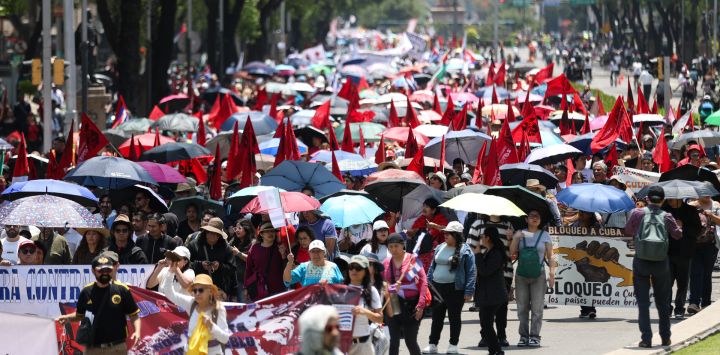 Personas participantes en una protesta para exigir el fin del bloqueo de Estados Unidos contra Cuba, en la Ciudad de México, capital de México.