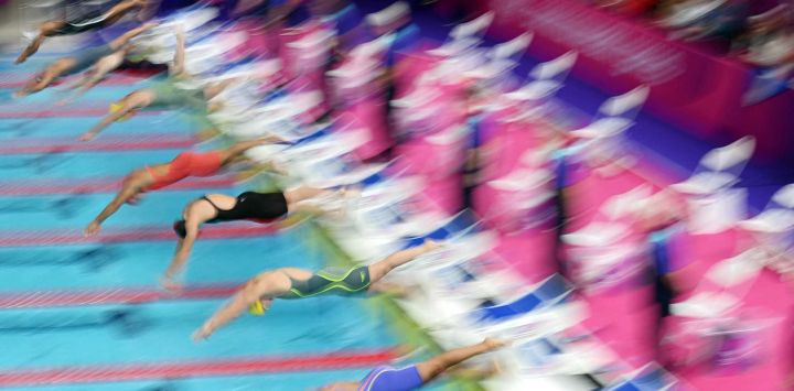 Salida de la séptima serie de los 50 metros mariposa femeninos durante la competición de natación en el Centro Internacional de Natación Tollcross en Glasgow, en el primer día de los Juegos de la Commonwealth en Glasgow, Escocia.