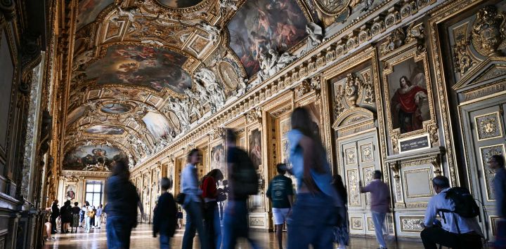 Visitantes llegan al Museo del Louvre en París durante la reapertura al público de la Galería Apolo, donde en 2025 fueron robadas joyas de la corona francesa por valor de 88 millones de euros en un audaz atraco.
