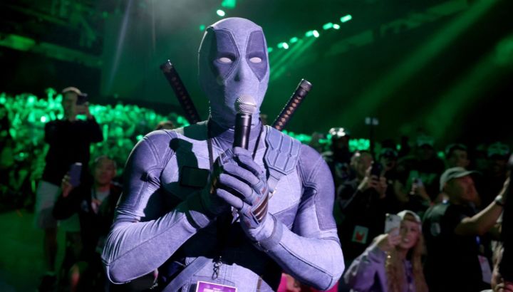 Ryan Reynolds fue a la Comic-Con vestido de Deadpool para pedir un papel en "Avengers: Doomsday"