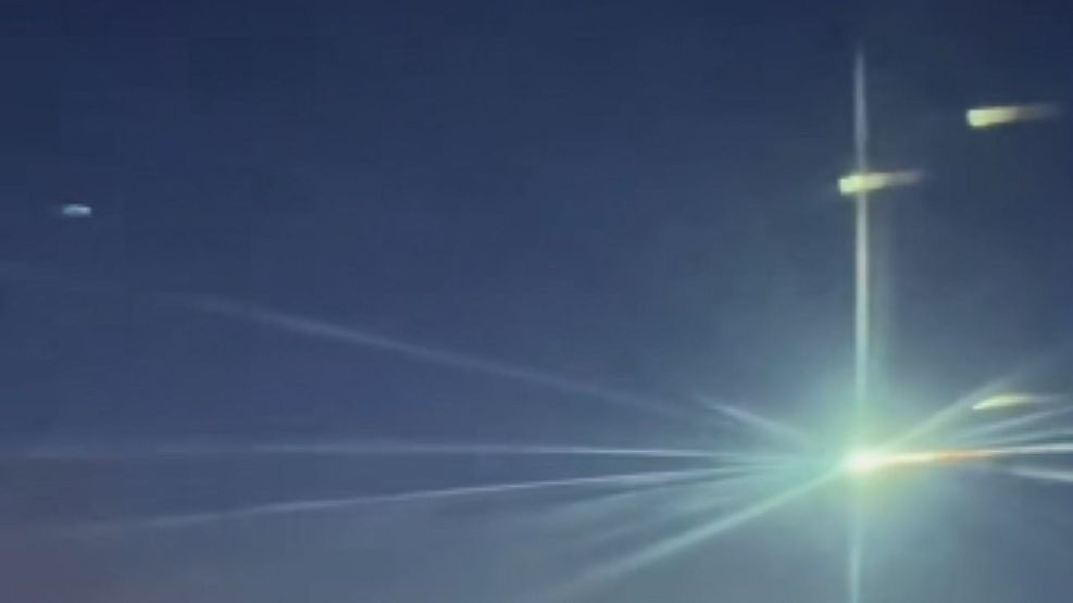 Una azafata grabó el instante exacto en que un meteoro cruzó el cielo 28072026
