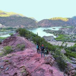 Trekking con geniales panorámicas en los alrededores del dique Los Sauces, donde la aventura riojana tiene múltiples variantes para descubrir. 