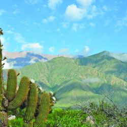 Trekking con geniales panorámicas en los alrededores del dique Los Sauces, donde la aventura riojana tiene múltiples variantes para descubrir. 
