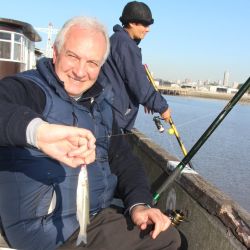 Para enfrentar un escenario tan complejo, los pescadores recurrieron a equipos muy específicos. Las líneas de cinco boyas de apenas 8 mm, combinadas con punteros lastrados para pescar contra la corriente, fueron las más utilizadas. 