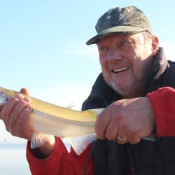 Para enfrentar un escenario tan complejo, los pescadores recurrieron a equipos muy específicos. Las líneas de cinco boyas de apenas 8 mm, combinadas con punteros lastrados para pescar contra la corriente, fueron las más utilizadas. 