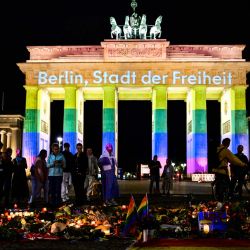 Después del ataque con un vehículo perpetrado en las inmediaciones del desfile del Día de Christopher Street (CSD) en Berlín, que dejó un muerto y 29 heridos en el parque Tiergarten, la policía alemana informó que había abatido al principal sospechoso de lo que las autoridades describieron como un ataque islamista mortal cerca del desfile del Orgullo de Berlín la noche anterior. | Foto:JOHN MACDOUGALL / AFP