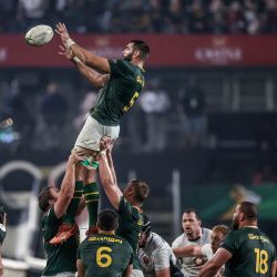 El segunda línea sudafricano Ruben van Heerden es elevado en el aire para atrapar la pelota durante el partido del Campeonato de Naciones de Rugby entre Sudáfrica y Gales en el estadio Kings Park de Durban. | Foto:Phill Magakoe / AFP