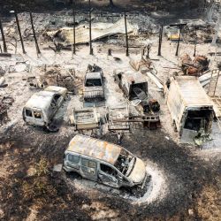 Esta vista aérea muestra coches calcinados tras un incendio forestal en Le Porge, en el departamento de Gironda, al suroeste de Francia. Los incendios, de una magnitud sin precedentes, obligaron a evacuar a unos 200.000 refugiados en Gironda y Landas. El personal de bomberos y militares seguía en estado de máxima alerta, incluyendo un avión A400M desplegado por primera vez para combatir el fuego. | Foto:FLORIAN PLAUCHEUR / AFP