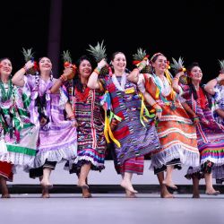Imagen de artistas bailando en el Auditorio Guelaguetza, en la ciudad de Oaxaca, México. La Guelaguetza es una muestra anual de las culturas indígenas de México, caracterizada por música, danza y comida tradicional. | Foto:Xinhua/Liu Wenhui
