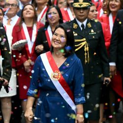 La presidenta de Perú, Keiko Fujimori, camina hacia el Palacio de Gobierno tras salir del Congreso después de su ceremonia de investidura en Lima. Fujimori asumió el cargo ese mismo día, prometiendo combatir la ola de delincuencia que azota a la nación andina. Fujimori ganó la segunda vuelta de las elecciones presidenciales del 7 de junio por menos de 50.000 votos, tras haber perdido las tres anteriores. | Foto:ERNESTO BENAVIDES / AFP