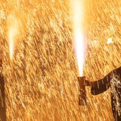 Los tezutsu-shu, artistas tradicionales de fuegos artificiales sostenidos con los brazos, sostienen un tezutsu hanabi, un tubo de bambú artesanal relleno de pólvora que estalla en una imponente columna de chispas y llamas, durante el Festival de Fuegos Artificiales de Brazo de Tatebayashi en Tatebayashi, prefectura de Gunma. Originarios de la actual prefectura de Aichi hace más de 450 años, los tezutsu hanabi se ofrecían tradicionalmente en los santuarios sintoístas en oraciones por buenas cosechas, salud y prosperidad, y siguen siendo una de las tradiciones pirotécnicas más distintivas de Japón. | Foto:ANDREW CABALLERO-REYNOLDS / AFP
