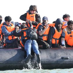 Migrantes a bordo de una embarcación de traficantes intentan cruzar el Canal de la Mancha frente a la playa de Gravelines, en el norte de Francia. | Foto:Francois Lo Presti / AFP