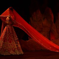 Una modelo presenta una creación de la diseñadora Dolly J durante la Semana de la Alta Costura de Hyundai India en Nueva Delhi. | Foto:Sajjad Hussain / AFP