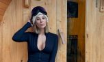 Así es la increíble cabaña de Noelia Marzol en San Martín de los Andes: construida con madera, estufa hogar XL y baño vintage