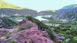 Trekking con geniales panorámicas en los alrededores del dique Los Sauces, donde la aventura riojana tiene múltiples variantes para descubrir.