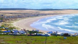 Desde Barra de Valizas, dos senderos permiten llegar a pie hasta Cabo Polonio entre playas vírgenes, médanos móviles, monte nativo y vistas abiertas al Atlántico.