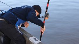 Para enfrentar un escenario tan complejo, los pescadores recurrieron a equipos muy específicos. Las líneas de cinco boyas de apenas 8 mm, combinadas con punteros lastrados para pescar contra la corriente, fueron las más utilizadas.