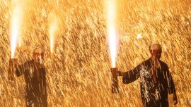 Los tezutsu-shu, artistas tradicionales de fuegos artificiales sostenidos con los brazos, sostienen un tezutsu hanabi, un tubo de bambú artesanal relleno de pólvora que estalla en una imponente columna de chispas y llamas, durante el Festival de Fuegos Artificiales de Brazo de Tatebayashi en Tatebayashi, prefectura de Gunma. Originarios de la actual prefectura de Aichi hace más de 450 años, los tezutsu hanabi se ofrecían tradicionalmente en los santuarios sintoístas en oraciones por buenas cosechas, salud y prosperidad, y siguen siendo una de las tradiciones pirotécnicas más distintivas de Japón.