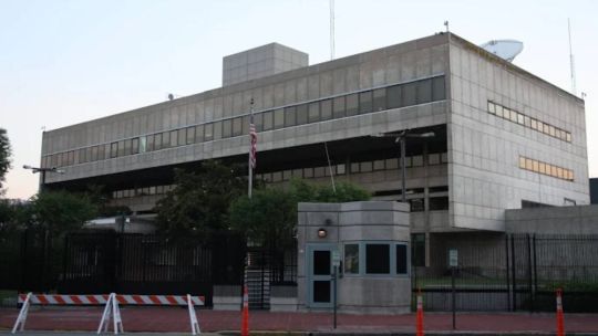Evacuaron la Embajada de Estados Unidos en Palermo por una amenaza de bomba: el operativo dio negativo