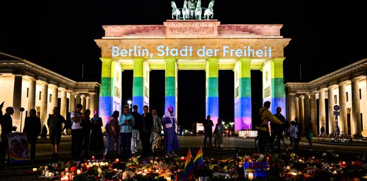 Después del ataque con un vehículo perpetrado en las inmediaciones del desfile del Día de Christopher Street (CSD) en Berlín, que dejó un muerto y 29 heridos en el parque Tiergarten, la policía alemana informó que había abatido al principal sospechoso de lo que las autoridades describieron como un ataque islamista mortal cerca del desfile del Orgullo de Berlín la noche anterior.