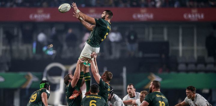 El segunda línea sudafricano Ruben van Heerden es elevado en el aire para atrapar la pelota durante el partido del Campeonato de Naciones de Rugby entre Sudáfrica y Gales en el estadio Kings Park de Durban.
