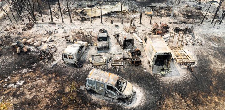 Esta vista aérea muestra coches calcinados tras un incendio forestal en Le Porge, en el departamento de Gironda, al suroeste de Francia. Los incendios, de una magnitud sin precedentes, obligaron a evacuar a unos 200.000 refugiados en Gironda y Landas. El personal de bomberos y militares seguía en estado de máxima alerta, incluyendo un avión A400M desplegado por primera vez para combatir el fuego.