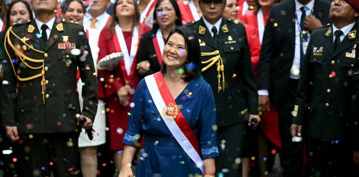 La presidenta de Perú, Keiko Fujimori, camina hacia el Palacio de Gobierno tras salir del Congreso después de su ceremonia de investidura en Lima. Fujimori asumió el cargo ese mismo día, prometiendo combatir la ola de delincuencia que azota a la nación andina. Fujimori ganó la segunda vuelta de las elecciones presidenciales del 7 de junio por menos de 50.000 votos, tras haber perdido las tres anteriores.