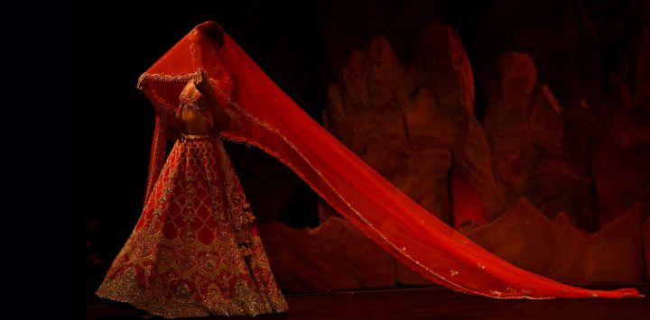 Una modelo presenta una creación de la diseñadora Dolly J durante la Semana de la Alta Costura de Hyundai India en Nueva Delhi.