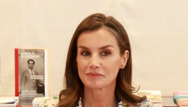 Letizia Ortiz reinventó la sastrería con un sofisticado look monocromático