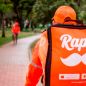 Un repartidor de aplicaciones necesita entregar más de 450 pedidos por mes para que su hogar no caiga en la pobreza