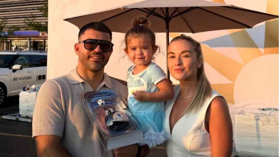 Kun Aguero y Sofía Calzetti con Olivia
