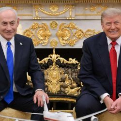 Esta fotografía distribuida por la Oficina de Prensa del Gobierno de Israel (GPO) muestra al primer ministro israelí, Benjamin Netanyahu, posando para una foto con el presidente estadounidense, Donald Trump, en el Despacho Oval de la Casa Blanca en Washington D.C.. | Foto:GPO / AFP