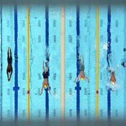 El australiano Bailey Lello lidera la prueba mientras compite en las eliminatorias de los 200 metros braza masculinos en el evento de natación que se celebra en el Centro Internacional de Natación Tollcross en Glasgow, en el quinto día de los Juegos de la Commonwealth en Glasgow, Escocia. | Foto:OLI SCARFF / AFP