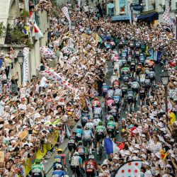 El pelotón de ciclistas asciende por la Rue Lepic en la subida a la Butte de Montmartre durante la 21ª etapa de la 113ª edición del Tour de Francia, una carrera ciclista de 88,7 km con salida y llegada en París. | Foto:GEOFFROY VAN DER HASSELT / AFP