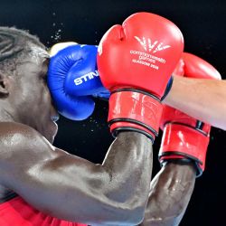 El ugandés Aziz Abdul (rojo) se enfrenta al inglés Damar Thomas (azul) en el combate de cuartos de final de la categoría masculina de más de 90 kg durante el evento de boxeo celebrado en el Centro de Exposiciones de Glasgow, en el sexto día de los Juegos de la Commonwealth en Glasgow, Escocia. | Foto:Andy Buchanan / AFP