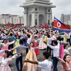 Jóvenes y estudiantes bailan en la plaza del Arco del Triunfo para conmemorar el 73.º aniversario del fin de la Guerra de Corea en Pyongyang. | Foto:KIM Won Jin / AFP