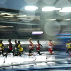 Los atletas compiten en la final de los 10.000 metros masculinos durante la prueba de atletismo en el estadio Scotstoun de Glasgow, en el quinto día de los Juegos de la Commonwealth en Glasgow, Escocia. | Foto:Ben Stansall / AFP