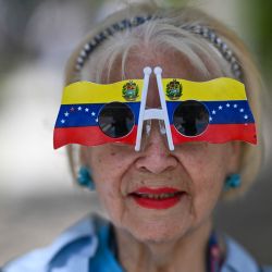 Un simpatizante de la líder opositora venezolana María Corina Machado participa en una marcha de protesta contra el gobierno y que exige elecciones presidenciales en Caracas. "¡Elecciones ya!", gritaron unos 300 opositores durante una marcha en Caracas días antes del inicio de las conversaciones para una transición política respaldada por Estados Unidos. | Foto:JUAN BARRETO / AFP